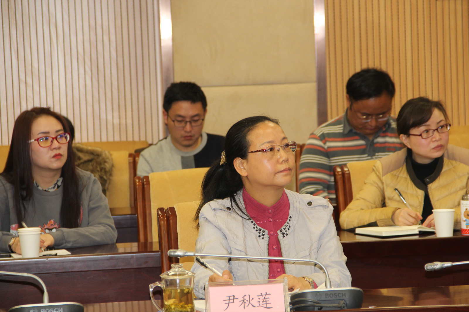 省红十字党组书记、常务副会长尹秋莲聆听成果汇报.JPG