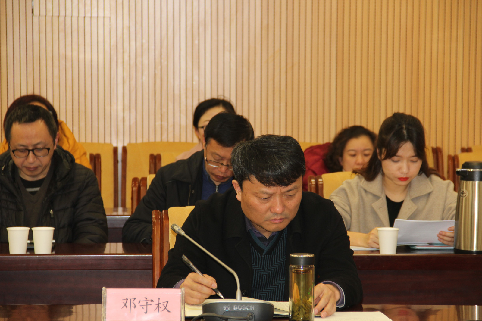 省红十字党组成员、秘书长邓守权聆听成果汇报.JPG