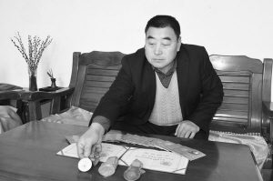 郝希顺在展示获得的奖牌和荣誉证书.jpg