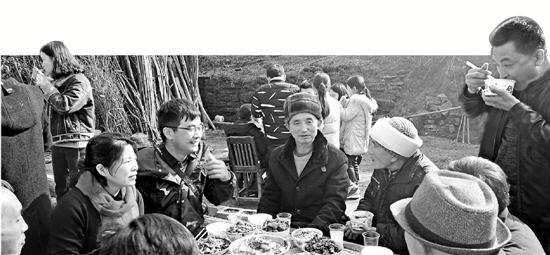 王开宇家访时和村民欢聚.jpg