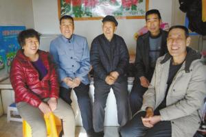 刘哑巴(中)和没有血缘关系的外甥、外甥媳妇在一起.jpg