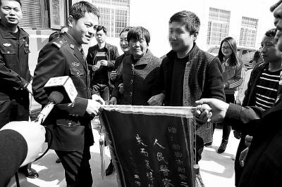 特意制作锦旗，向民警致谢.jpg