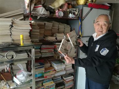 刘图恥老人搜集的书刊.jpg