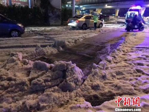 资料图：贵阳市区遭受冰雹过后的场景。周俊 摄.jpg