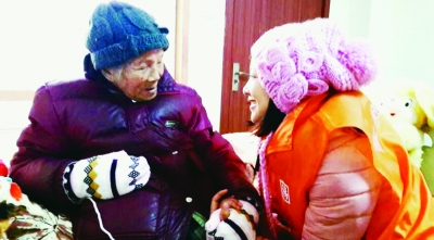 杨雅舒在和老人聊天。 照片由杨雅舒提供.jpg