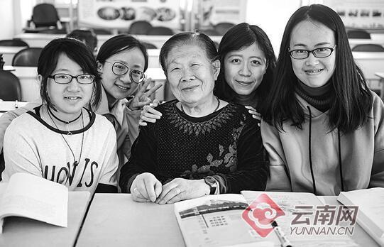 孙沈清和学生们.jpg