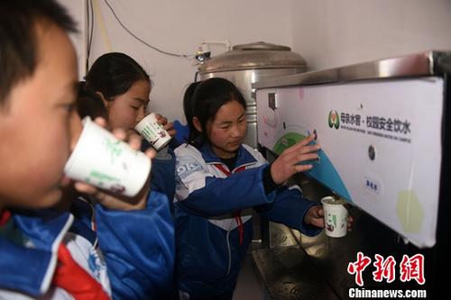 图为大水泉中小学的学生到学校新建的饮水房取水饮用。中新社记者 孙自法 摄.jpg