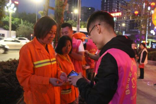 志愿者向环卫工人赠送肩闪灯_副本.jpg
