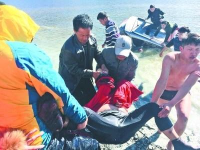 众人跳进湖里救起被卡住的老太太 救援者供图.jpg