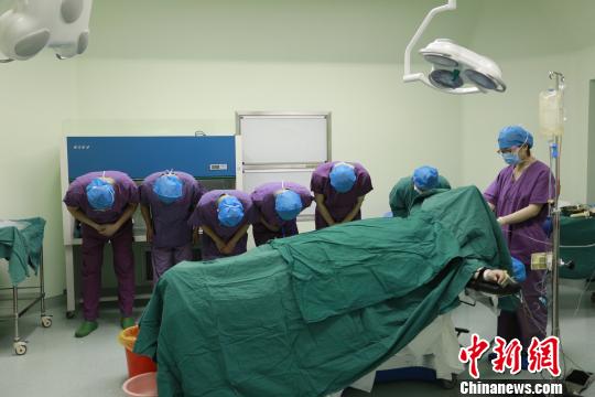手术医师向捐献者致意。 院方提供.jpg