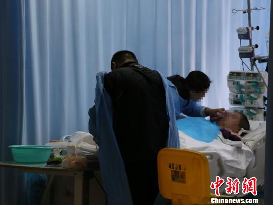 父母与刘锐(化名)做最后的告别。 院方提供.jpg