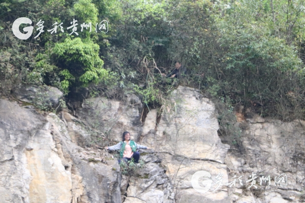 高三女学生爬山缓解1.jpg