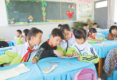 吉花小学一年级学生利用中午时间一起做作业。李发兴 摄.jpg