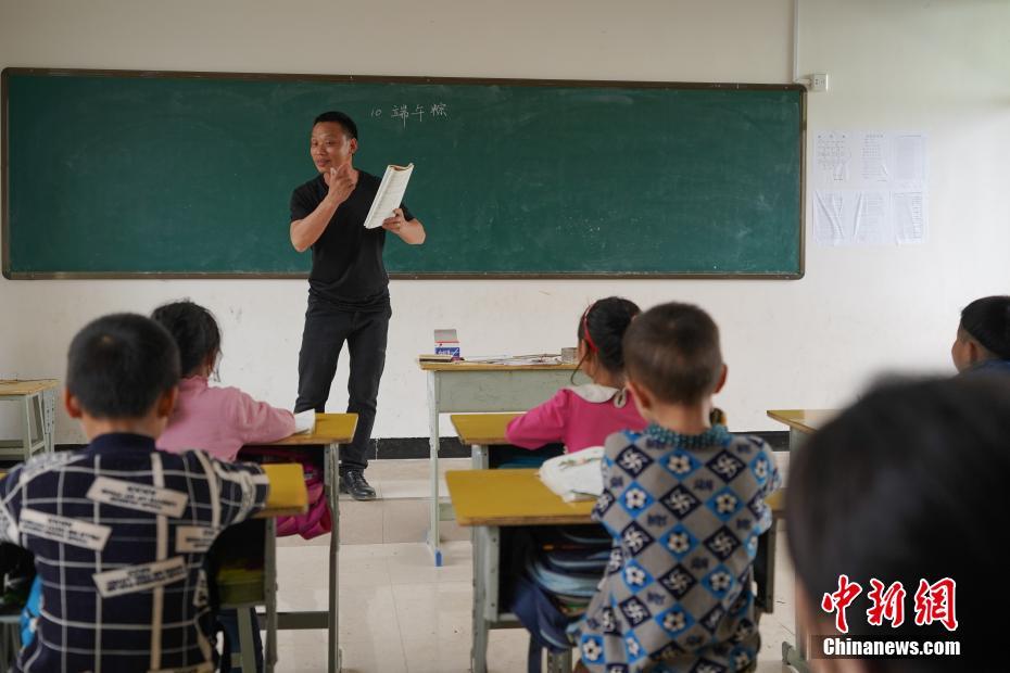 贵州侗族代课教师2.jpg