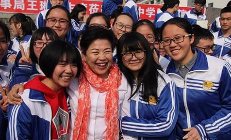 北川中学的“王妈妈”1_副本.jpg