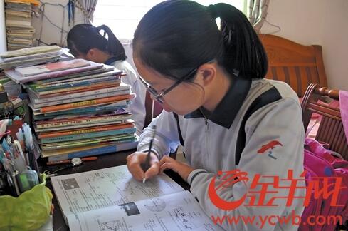 七旬老师筹善款送真情.jpg