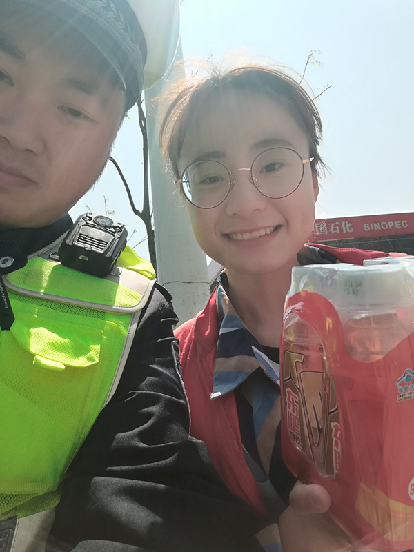 民警王沙和女大学生合影_副本1.jpg