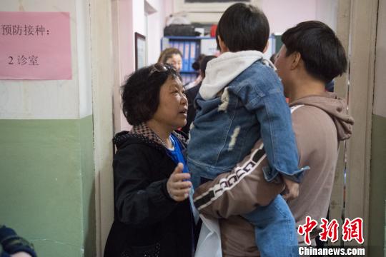 每天都有志愿者在医院维持秩序、义务导医。　韦亮　摄.JPG