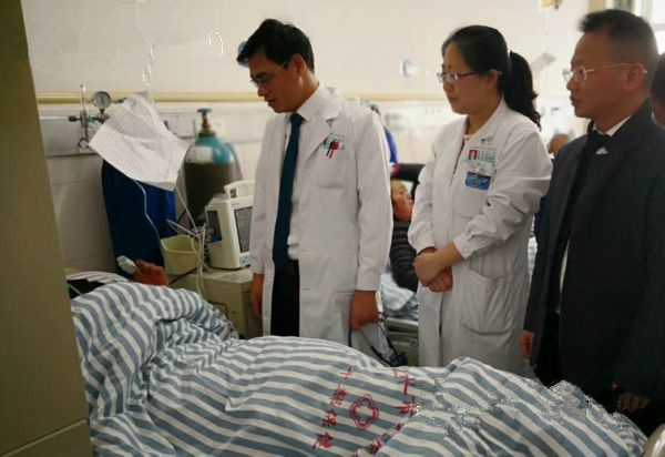 用脚步见证医者仁心_副本.jpg