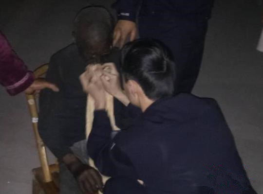 林最刚亲手为老人清除其鼻腔和口腔内的灰物。王洛销提供_副本.jpg