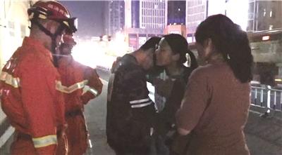 女大学生拥抱安慰轻生男子。图片来自网络视频截图.jpg