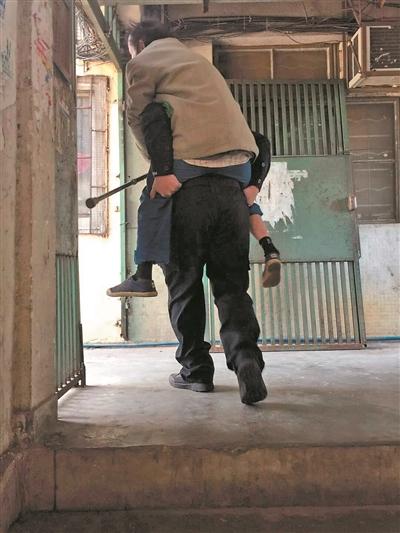独居老人瘫坐街头.jpg