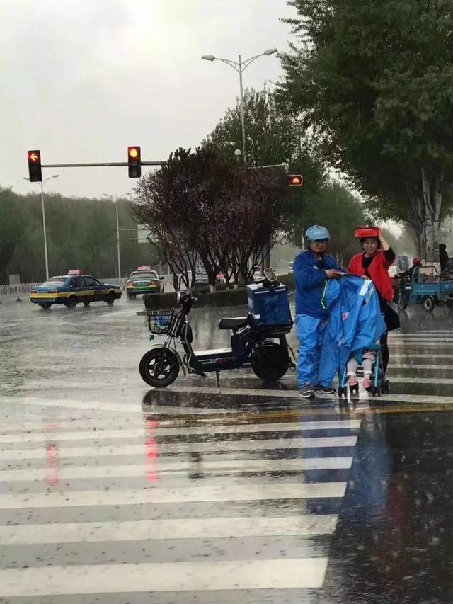 护送婴儿车过马路.jpg