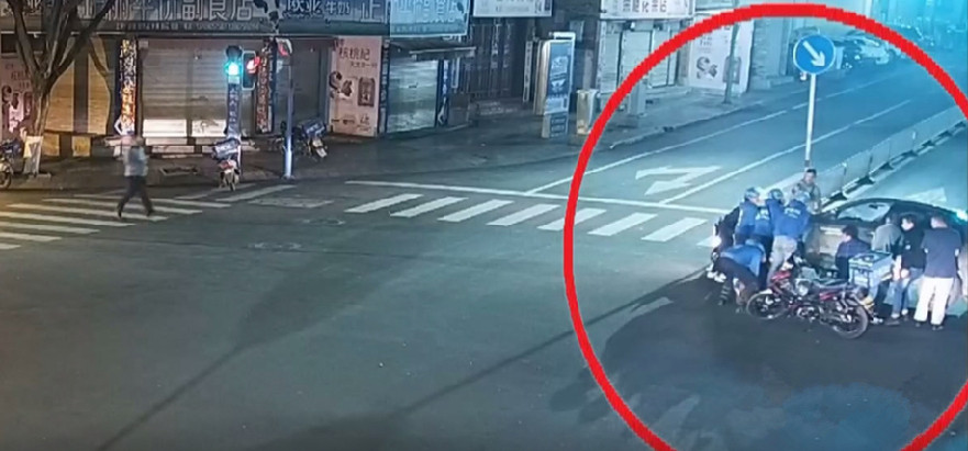 凌晨路遇车祸 保山外卖小哥叫来多名同事抬车救人_副本.jpg
