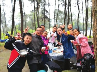 学生们集体春游活动留影.jpg