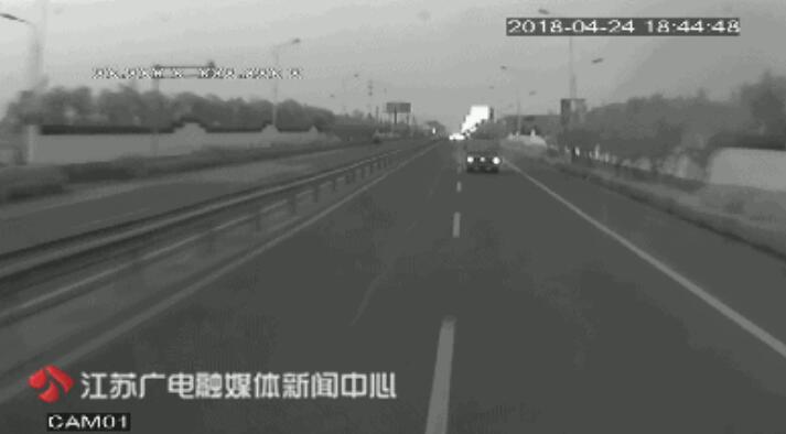 交司机猝死前努力拉手刹 1.jpg