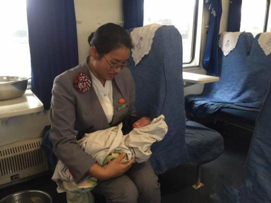图为在列车上产下的女婴。中国铁路昆明局集团有限公司供图_副本.jpg