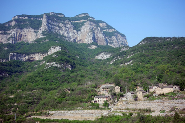 在深山守护全国弯道最急铁路线2_副本.jpg
