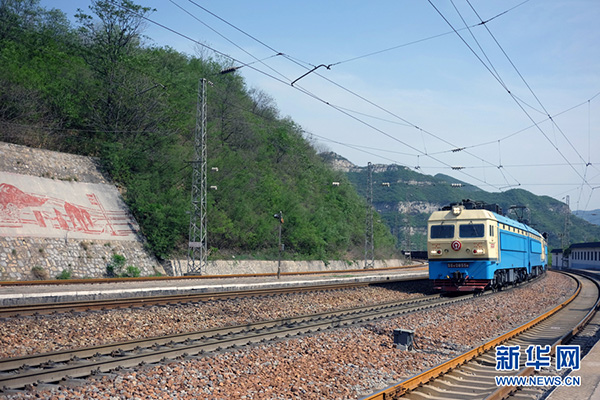 在深山守护全国弯道最急铁路线3.jpg