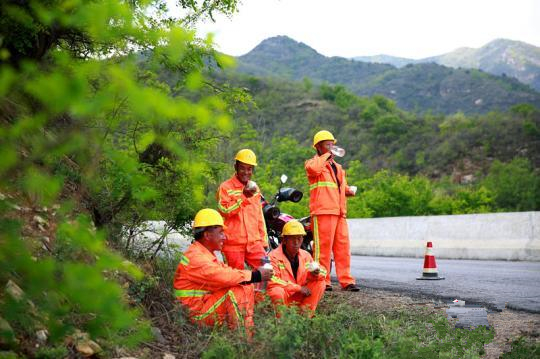 53岁养路工坚守深山33年_副本.jpg