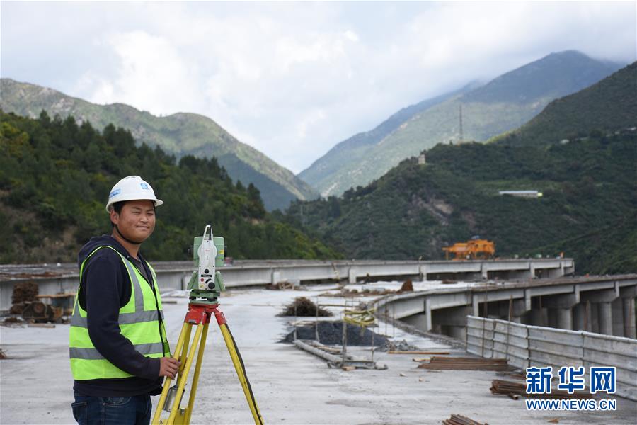 奋战在“一带一路”上的中国青年建设者2.jpg