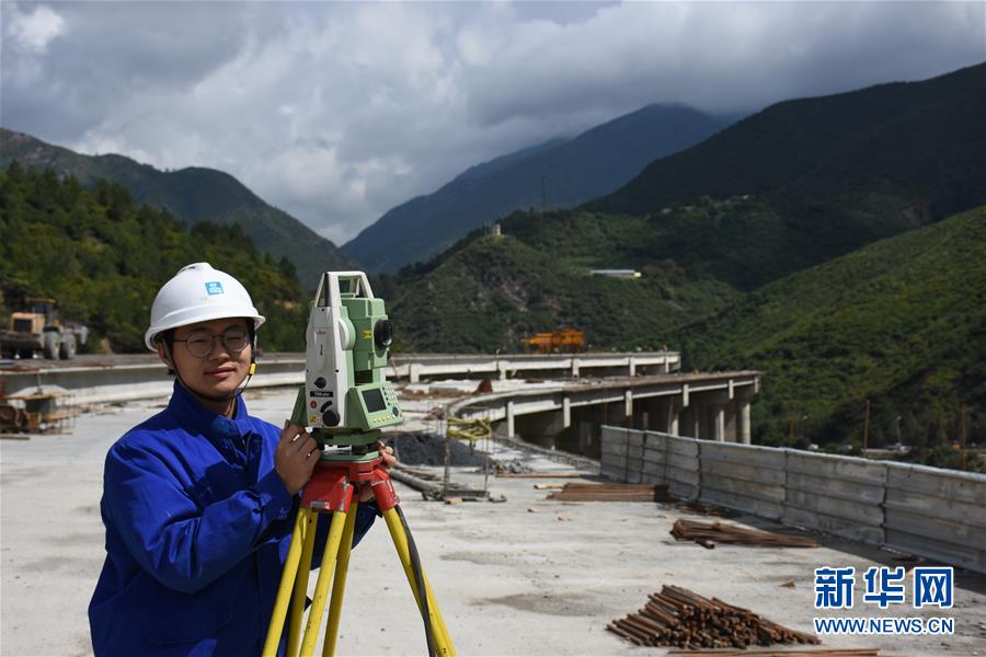 奋战在“一带一路”上的中国青年建设者3.jpg
