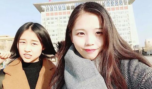 女学生跪地救人.jpg
