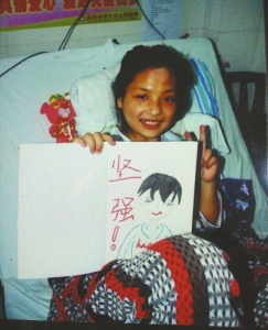 废墟下喂同学喝水的“小英雄”已长大2.jpg