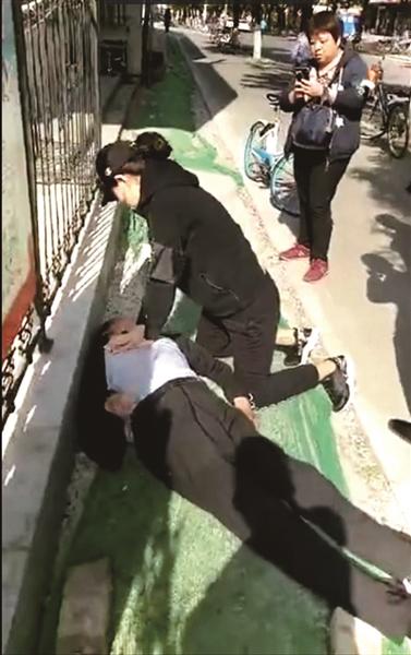 女护士路边施救遭质疑1.jpg