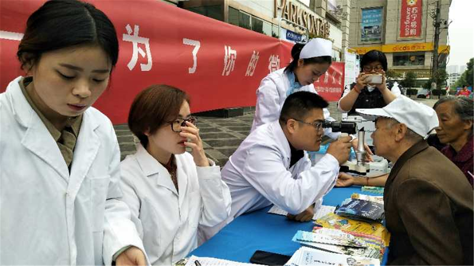 六盘水红十字志愿者在街头为群众义诊服务837827047380427078.jpg