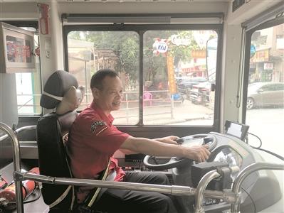 公交司机赤膊开车2.jpg