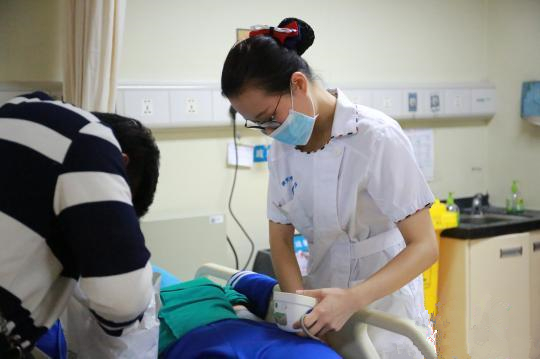 广西“95后”女生承母业当护士_副本.jpg