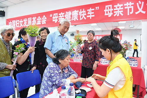 “母亲健康快车”母亲节义诊公益活动。摄影 张丹.jpg