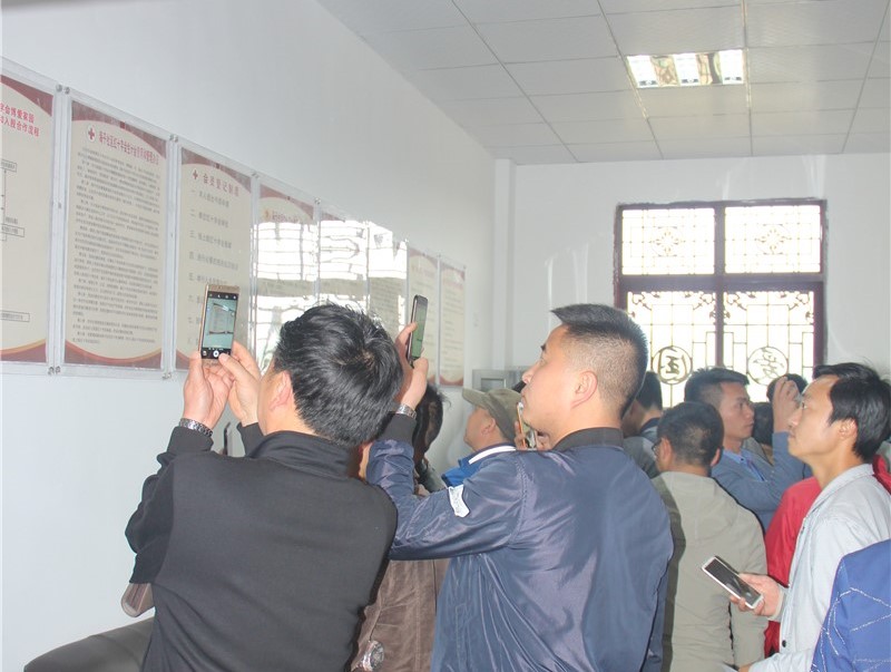 与会代表在海子村博爱家园项目点进行观摩.JPG