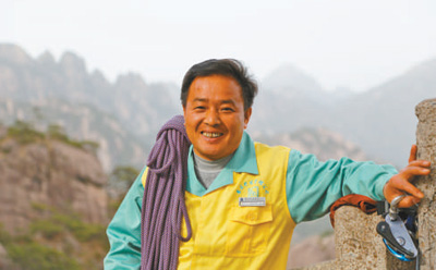 在悬崖上捡拾完垃圾后李培生一身轻松。侯晏 摄.jpg