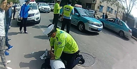 河北“80后”辅警街头救人_副本.jpg