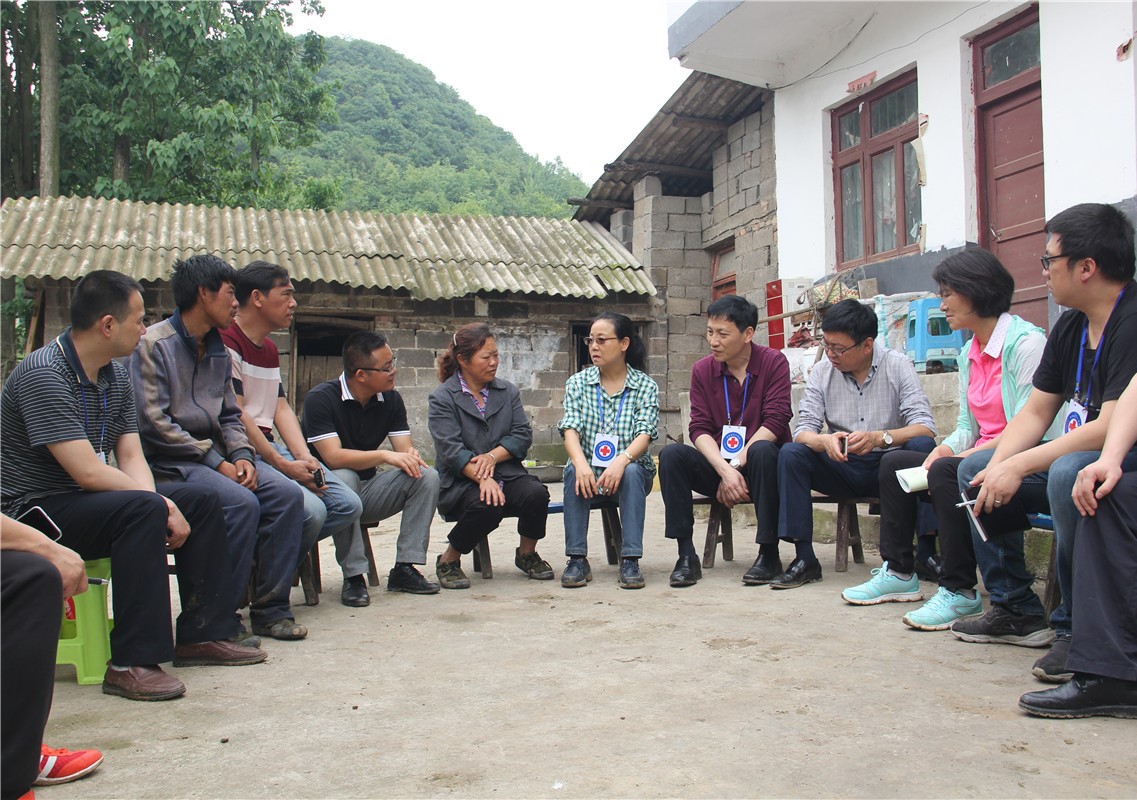 尹秋莲一行在汪耳群家开坝坝会，并向她算健康帐、扶贫帐，动员抓紧治病.JPG