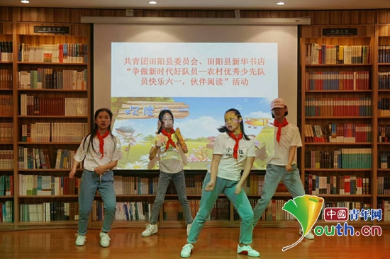 田阳县农村优秀少先队员在活动现场进行舞蹈表演。田阳团县委 供图