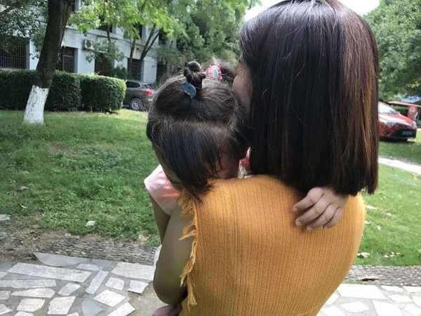 小囡很黏妈妈.jpg
