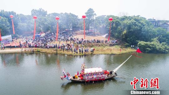 江西都昌举行民间划龙船活动迎端午